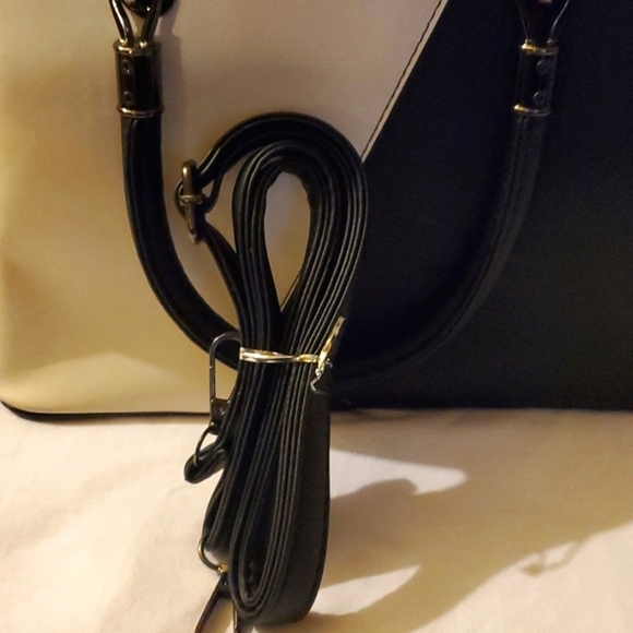 Black & Cream Handbag With Detachable Shoulder Strap - Picture 3 of 6